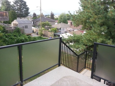 Enhance Your Outdoor Entertainment Value with an Aluminum or Glass Deck Railing in Vancouver