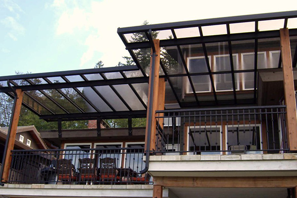 A Glass Patio Cover for a Cozy Outdoor Space